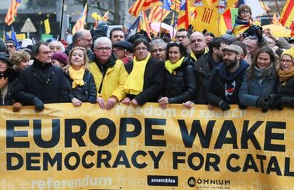 El expresidente de la Generalitat Carles Puigdemont (4i), el exconseller Francesc Homs (5i), la secretaria general de ERC, Marta Rovira (6i), y el expresidente de la generalitat Artur Mas (i) asisten a la manifestación independentista que se celebra en Bruselas (Bélgica).