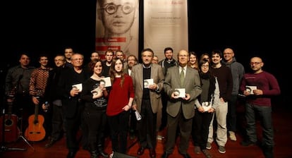 Josep Palomero y Ramon Ferrer (al centro) con los músicos de 'Demà serà una cançó'