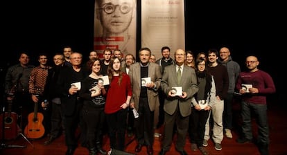 Josep Palomero y Ramon Ferrer (al centro) con los m&uacute;sicos de &#039;Dem&agrave; ser&agrave; una can&ccedil;&oacute;&#039;