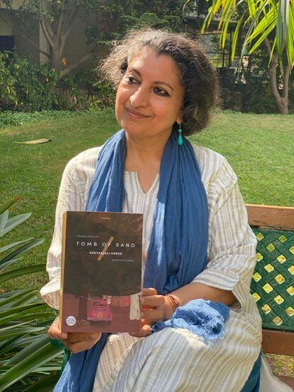 La escritora Geetanjali Shree, con un ejemplar de su libro 'Tomb of Sand'.
