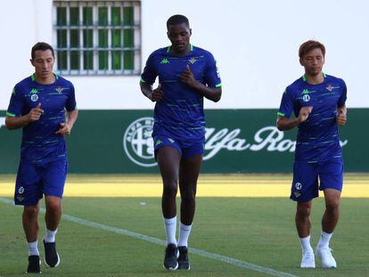 William Carvalho (en el centro), en un entrenamiento.