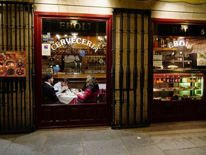 Gente en un bar en Madrid el pasado 15 de diciembre.