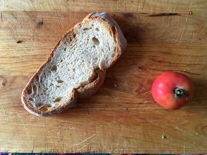 Pan con tomate, divino tesoro.