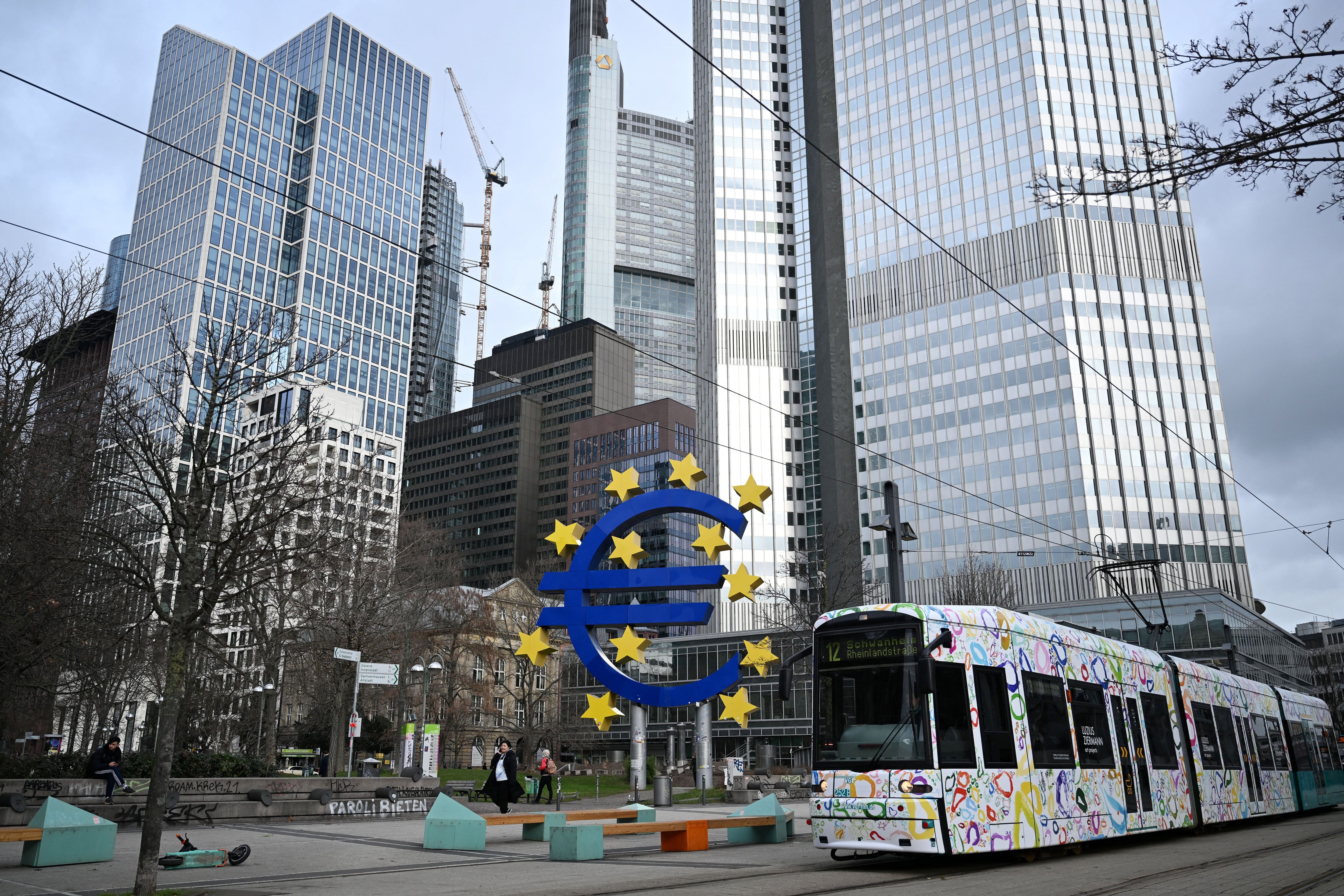 Escultura sobre el euro en el centro de Fráncfort, sede del BCE. 