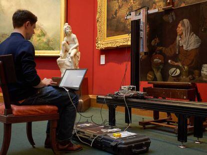 Carlos Bayod, este miércoles escaneando en 3D 'Vieja friendo huevos', en la National Gallery de Edimburgo.