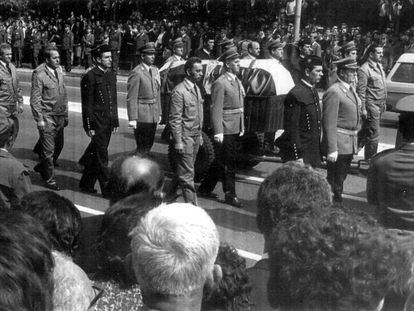 El f&eacute;retro que contiene los restos mortales del presidente de Yugoslavia, Josip Broz Tito, escoltado por soldados, mineros y metal&uacute;rgicos, pasa por una calle de Belgrado durante el funeral de estado, en 1980