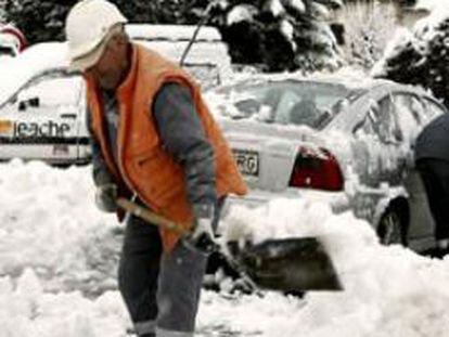 Varios operarios retiran nieve de una calle de Roncesvalles, en Navarra
