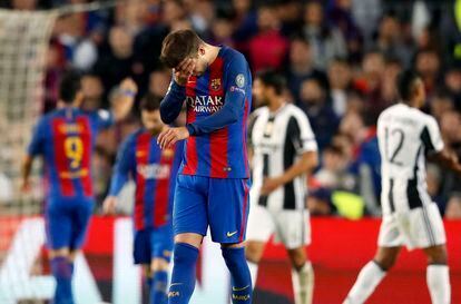 Piqué se lamenta durante el partido de vuelta de cuartos de final de la Liga de Campeones que enfrentó al Barcelona y a la Juventus en 2017.