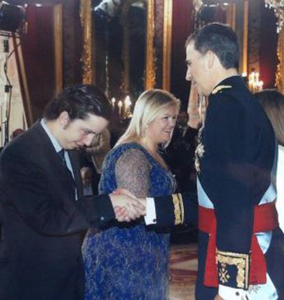 Francisco Nicolás Gómez Iglesias saluda a Felipe VI el día de su coronación.