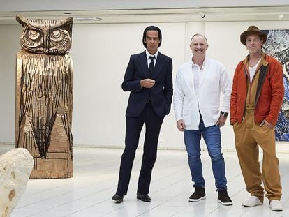 De izquierda a derecha, el cantante australiano Nick Cave, el escultor británico Thomas Houseago y el actor estadounidense Brad Pitt presentan una exhibición conjunta en The Sara Hilden Art Museum en Támpere (Finlandia), el 19 de septiembre de 2022.