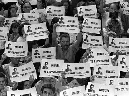 El 11 de julio de 1997 miles de personas se manifiestan en Ermua (Vizcaya) por Miguel Ángel Blanco, concejal del PP.