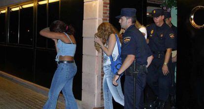 La polic&iacute;a traslada a varias prostitutas del Saratoga en 2002.  