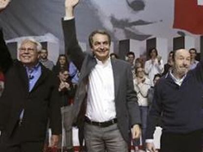 Los expresidentes Felipe González y José Luis Rodríguez Zapatero junto con el secretario general del PSOE y lider de la oposición Alfredo Pérez Rubalcaba.