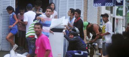 Un grupo de saqueadores asalta una tienda en Tucumán.