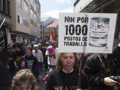 Manifestaci&oacute;n contraria a la mina, hoy, en Carballo.