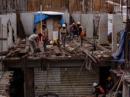 En la imagen, aspectos de trabajadores de la construcción en la alcaldía Benito Juárez de la Ciudad de México.