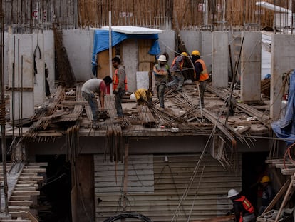 En la imagen, aspectos de trabajadores de la construcción en la alcaldía Benito Juárez de la Ciudad de México.