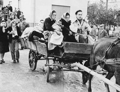 Un grupo de húngaros llega a Linchenbach (Austria) en abril de 1956 tras huir de la invasión soviética.
