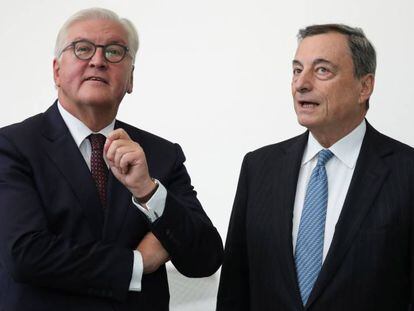 El presidente alemán, Frank-Walter Steinmeier (izquierda) y el presidente del Banco Central Europeo, Mario Draghi, el pasado 26 de septiembre.