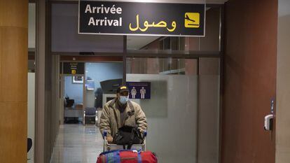 Un pasajero cruza la puerta de salida del aeropuerto de Rabat, el pasado noviembre.