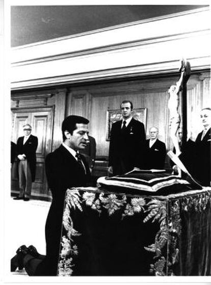 Adolfo Suárez jura su cargo ante el Rey en 1976.