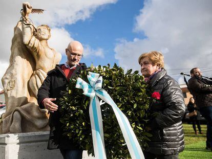 Ofrenda floral ante el monumento levantado en Narón en honor de las víctimas de la revuelta de 1918.