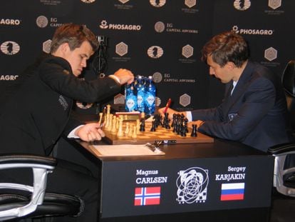 Magnus Carlsen acaba de hacer una jugada en el inicio de la tercera partida, este lunes en Nueva York