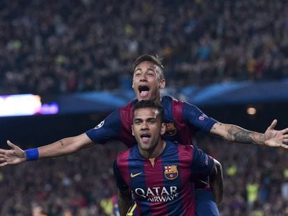 Alves celebra al costat de Neymar un dels gols del Barça contra el PSG al Camp Nou.