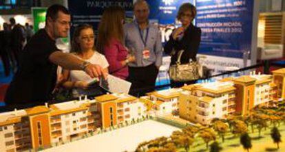 Visitantes del Salón Inmobiliario del Mediterráneo, en Málaga. / JULIÁN ROJAS