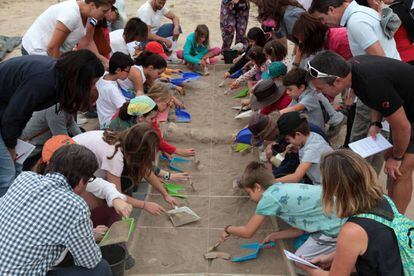 Padres y niños asisten al taller de arqueología en Complutum en septiembre de 2017. 