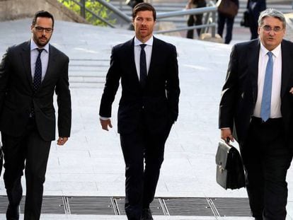 El exfutbolista Xabi Alonso llega, acompañado de sus abogados, a la Audiencia Provincial de Madrid, este miércoles. En vídeo, declaraciones de Xabi Alonso.