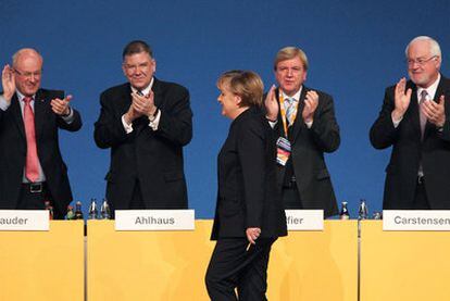 Angela Merkel sube a la tribuna tras ser reelegida líder de la Unión Demócrata Cristiana en el 23º congreso federal de la formación.