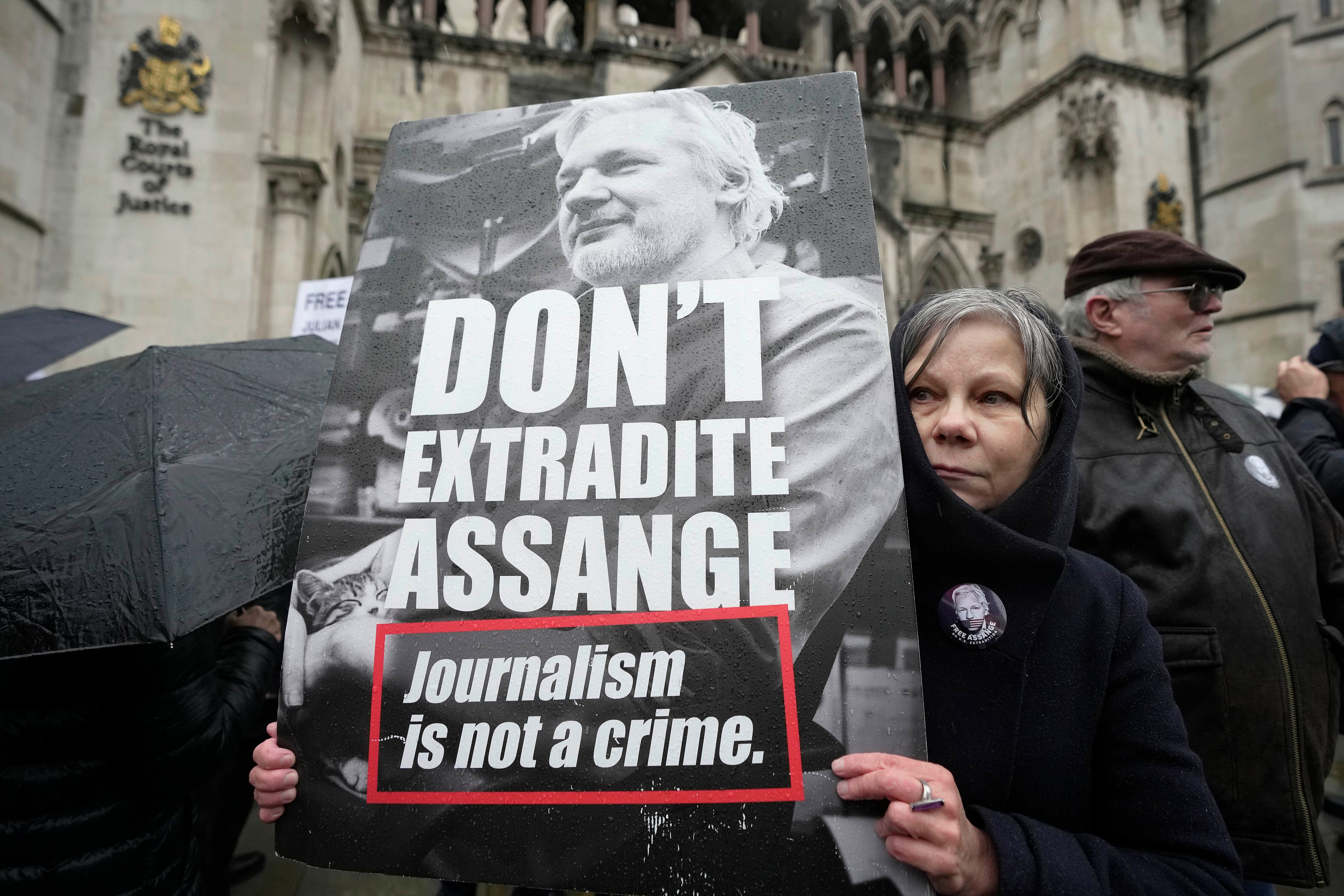 Un tribunal británico frena la extradición de Assange y reclama a Estados Unidos más garantías de que tendrá un juicio justo