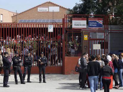 Puerta de acceso del instituto público Ciudad de Jaén, este lunes.
