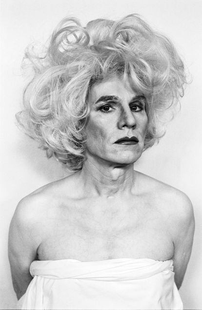 Makos y Warhol tenían como referente la fotografía <i>Rrose Sélavy</i> que Marcel Duchamp hizo a un travestido Man Ray en la década de los años 20.