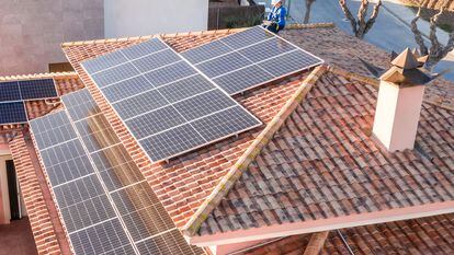 Instalación de paneles fotovoltaicos en una vivienda para autoconsumo energético.