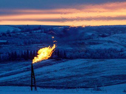 Una llama de gas natural, en un pozo petrolero en Watford City (Dakota del Norte, EE UU).