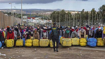 Porteadoras en el paso de Barrio Chino en Melilla esperan la orden de la Guardia Civil para cruzar con los fardos a Marruecos.