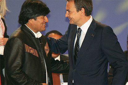 El presidente boliviano saluda a Zapatero durante la cumbre de Viena.