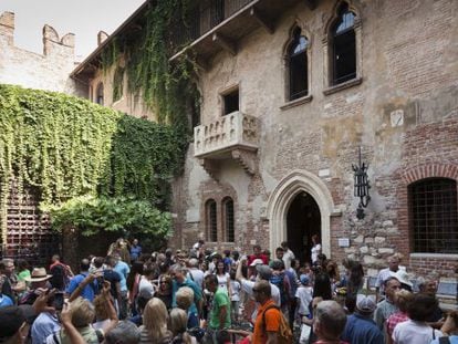Una multitud de turistas frente al balc&oacute;n de Julieta en Verona. 