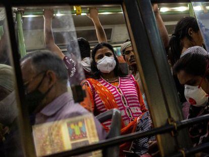 Una mujer con mascarilla usa el transporte público en Nueva Delhi. 
