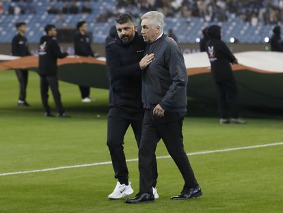 Carlo Ancelotti recibe el saludo de Gennaro Gattuso en la semifinal de la Supercopa de España.