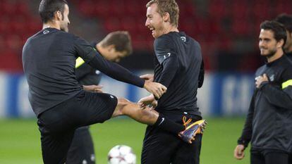 Zurutuza bromea con Agirretxe, en el entrenamiento.
