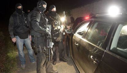 Control policial en la operaci&oacute;n policial desarrollada el pasado viernes en Louhossoa (Francia).