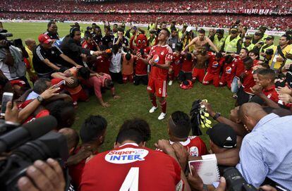 Los jugadores del Am&eacute;rica de Cali rezan tras ganar y ascender de nuevo a primera divisi&oacute;n.