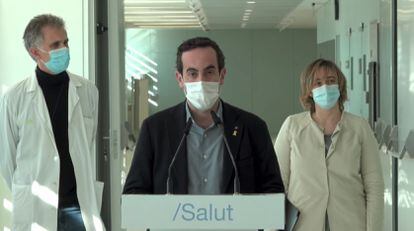 El secretario general de Salud de la Generalitat, Marc Ramentol, en el centro, en el nuevo hospital satélite de Can Ruti.