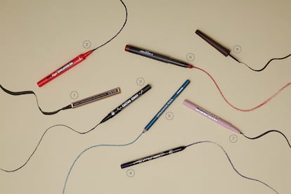 1. Idôle Liner, de Lancôme. El aliado perfecto para conseguir una mirada de cine sin curvas. No mancha, no se cuartea. Resistente al agua. 34 euros. 2. Xtreme Precision Liner, de Benefit. Para alcanzar una gran precisión por ser muy fino. Fórmula modulable y de secado rápido. Acabado satinado. 23,99 euros. 3. Tattoo Liner, de KVD. Trazo líquido en forma de rotulador preciso y potente para una mirada impactante. 22 euros en Sephora. 4. Tattoo Pencil Liner, de KVD. Lápiz de ojos en gel pigmentado de alto rendimiento, resistente a la corrosión y de larga duración para delinear o emborronar según las circunstancias. 21,99 euros. 5. Eye Pencil, de Camaleon. Atrevido tono turquesa para el verano. Se puede aplicar en varias líneas y difuminar. 2,99 euros. 6. Eyeshadow Pen, de La Biosthétique. Trazo suave y a la vez de larga duración para delinear y difuminar al mismo tiempo. 15,43 euros. 7. Kylie Kyliner, de Kylie Jenner. Eyeliner líquido para deslizar sobre el párpado superior o inferior al ras de las pestañas. Sensación ligera. 19,99 euros. 8. The Dip Eyeliner, de Essence. Tonalidad marrón con punta rígida para dibujar en curva sobre las pestañas. Es resistente al agua. 2,99 euros