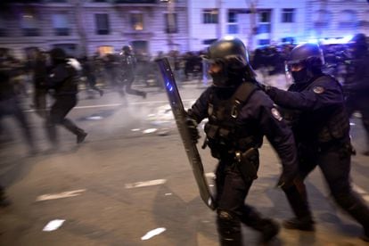 Agentes de la unidad antidisturbios trataban este lunes, 20 de marzo, de disolver la manifestación de la plaza Vauban de la capital francesa.  