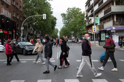 Paso de cebra en la calle de Alcalá a la altura de Quintana, una de las zonas de mayor concentración de personas.