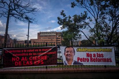 Letreros contra las reformas de Petro frente a la Registraduría en Bogotá, este jueves.
